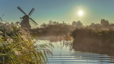 Hollanda Yeldeğirmeni puslu sulak