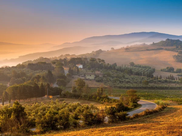 Aldeia da Toscana durante o Nascer do Sol Foggy — Fotografia de Stock