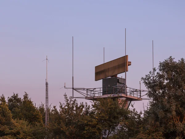 Flygplatsen antenn gömd i bush — Stockfoto
