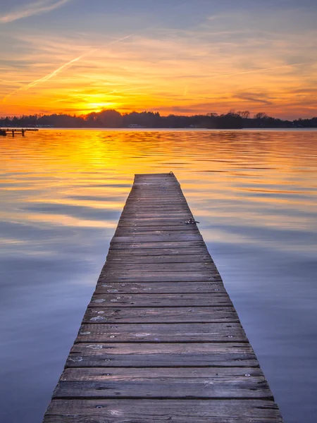 Majestic Sunset su Wooden Jetty a Groningen, Paesi Bassi — Foto Stock