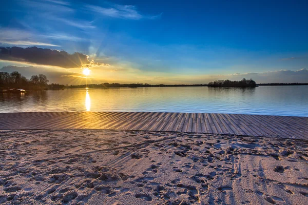 Pátio terraço vista sobre o lago ao pôr do sol — Fotografia de Stock