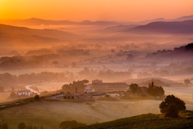 Sunrise, İtalya Sunrise, İtalya sırasında sırasında Toskana çiftlikleri