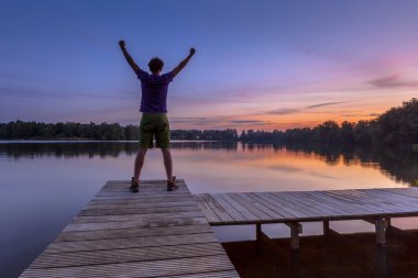 Adam silah günbatımında yetiştirme