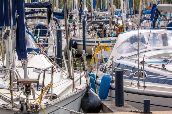 Close up van zeiljachten in een jachthaven — Stockfoto