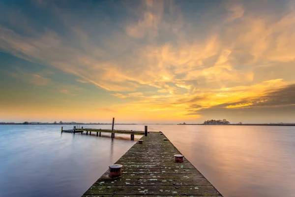 Crépuscule orange sur un lac tranquille — Photo