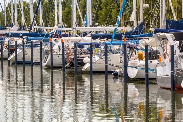 Sterns van luxe zeiljachten — Stockfoto