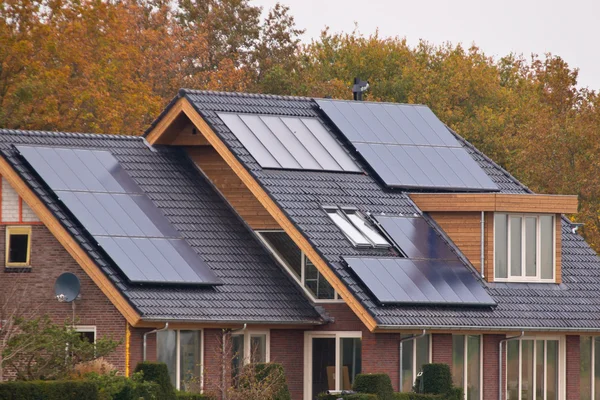 Paneles solares en casa — Foto de Stock