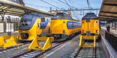 bir istasyonda bekleyen 3 hızlı Şehirlerarası banliyö tren