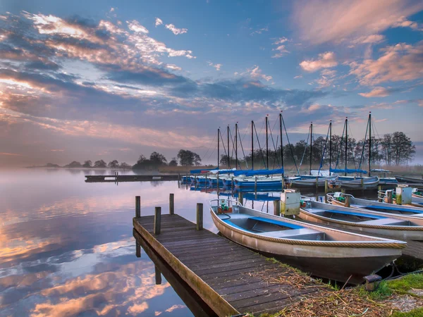 Puerto recreativo en un lago al amanecer — Foto de Stock