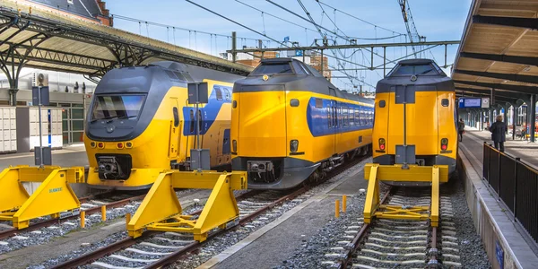 Drie snelle IC-pendeltreinen te wachten op een station — Stockfoto