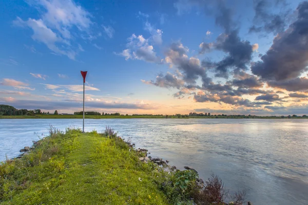 Erosie voorkomen pier in de Rijn — Stockfoto