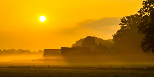 Lever de soleil de la ferme orange — Photo