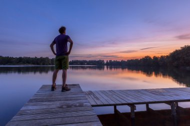 adam ovelooking Gölü üzgün iken