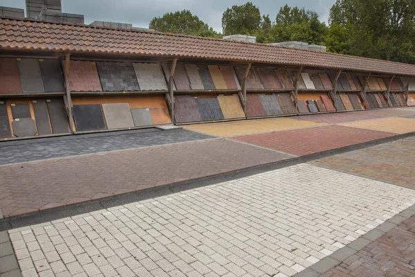 Keien en bakstenen tentoongesteld in een kwekerij tuin markt — Stockfoto