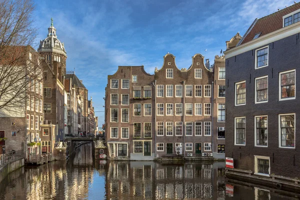 Канальные дома из Armbrug Amsterdam — стоковое фото