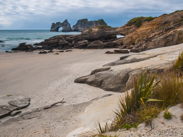 Klipporna på wharariki beach — Stockfoto