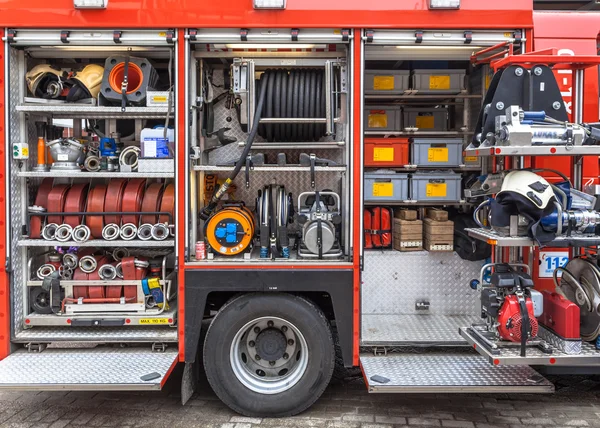 Inventario de equipos de un motor de bomberos — Foto de Stock