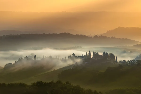 Toskanische Dorflandschaft am frühen Morgen — Stockfoto