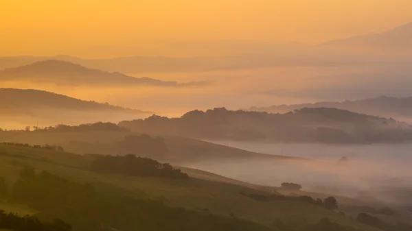 Amanecer sobre colinas toscanas — Foto de Stock