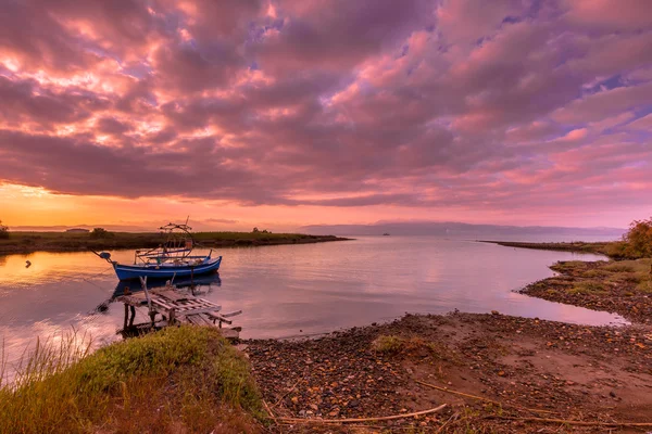 Barco de pesca nascer do sol lesvos — Fotografia de Stock