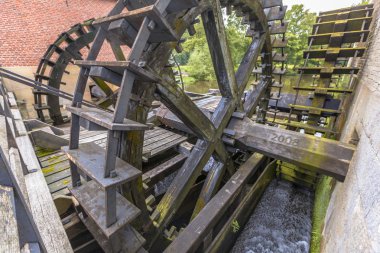 Bir watermill adlı üç su tekerlek