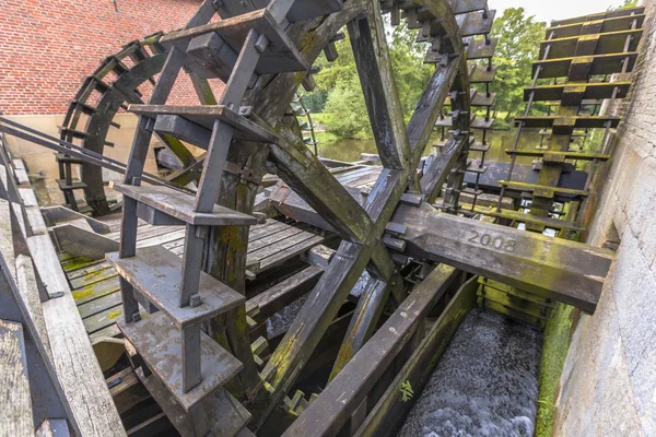 Drei Wasserräder an einer Wassermühle — Stockfoto