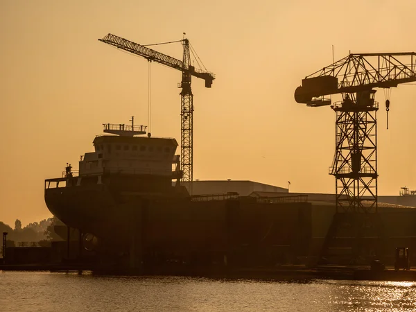 Silhueta de cais de construção naval — Fotografia de Stock