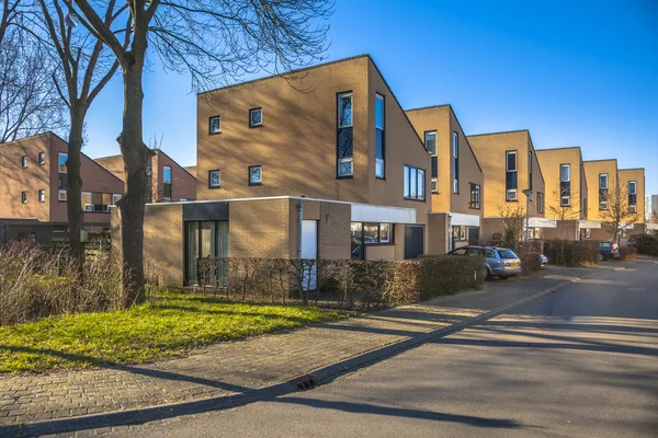 Repetitieve huizen in een suburbane wijk — Stockfoto