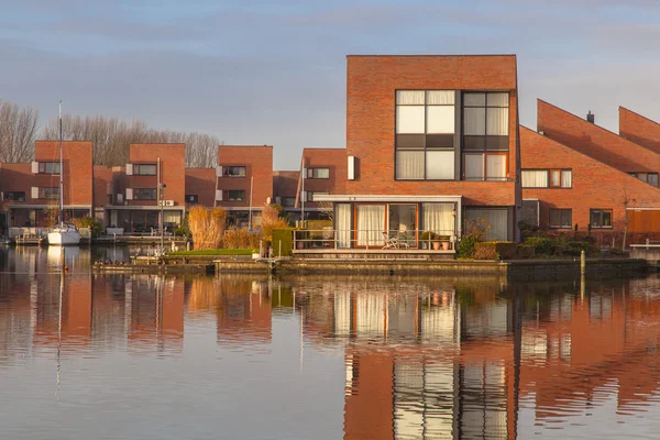 Çağdaş su açık evler