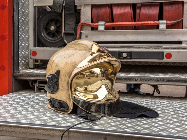 Altın itfaiye kask — Stok fotoğraf