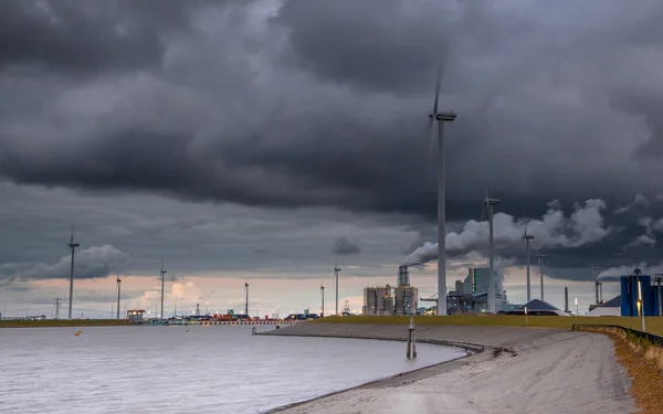 Chmurzy port przemysłowy krajobraz — Zdjęcie stockowe