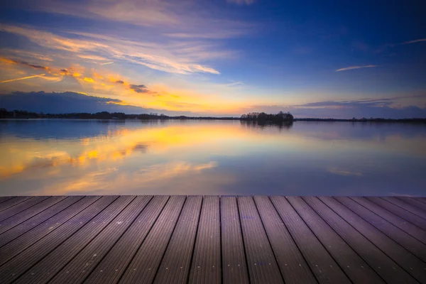 Taras z widokiem na jezioro o zachodzie słońca gotowy do punktu menu displ produkt montaż — Zdjęcie stockowe