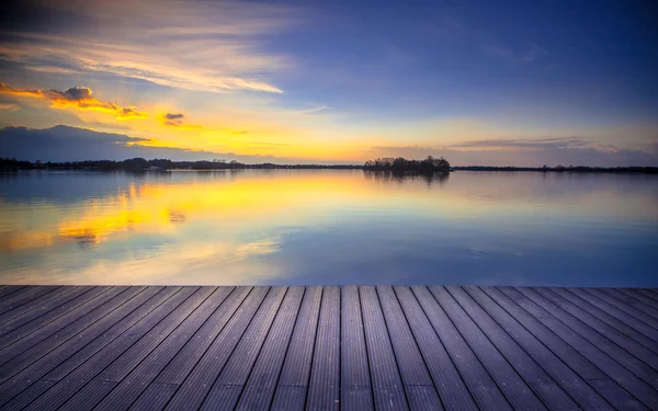 Terras uitzicht over lake bij zonsondergang — Stockfoto