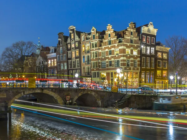 Канал Nightscape - Амстердам — стоковое фото