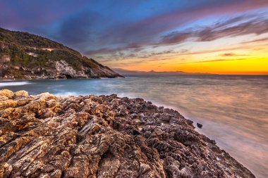 Akdeniz üzerinde gün batımı ve Farinole, Korsika, Fransa, Ağustos yakınlarındaki Kaptan Corse 'un kayalık kıyı şeridi