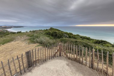 Belvedere de Bidart 'ta gün batımı. Fransız Bask sahilinde bir sahil. Doğal bitki örtüsünde Çit 'le yürüyüş pisti. Biarritz, Biscay Körfezi, Fransa. Avrupa 'da Doğa Manzarası.
