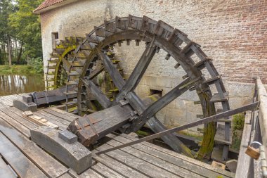 Yandan çarklı tekerlekler bir watermill adlı