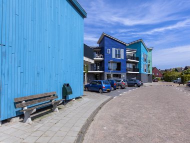 Modern bir sokakta ahşap Bank