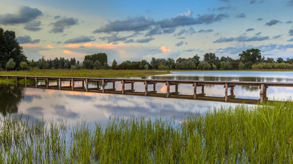 Long wooden footbridge — Stock Photo, Image