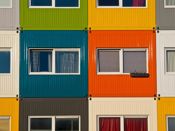 Conteneurs de fret colorés utilisés comme maison par les étudiants — Photo