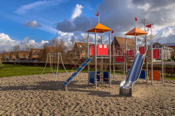 Modern lekplats i en park — Stockfoto