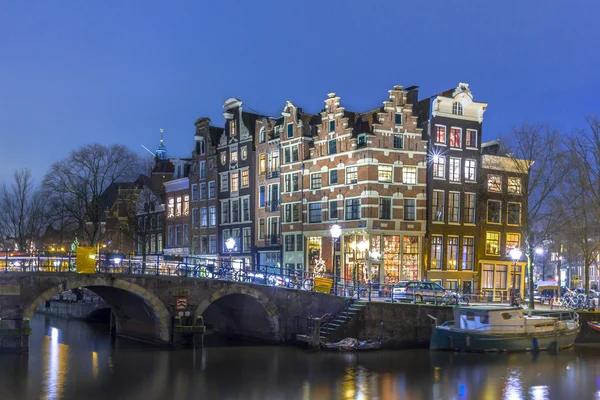 Ночной пейзаж центра Амстердама — стоковое фото