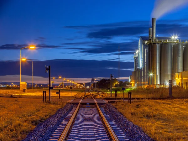 Ferrovia em uma área química industrial pesada — Fotografia de Stock