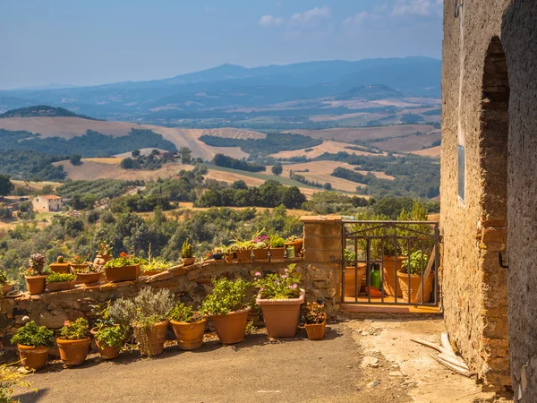 Blick über die Hügellandschaft der Toskana von einem Dorf mit Töpfen — Stockfoto