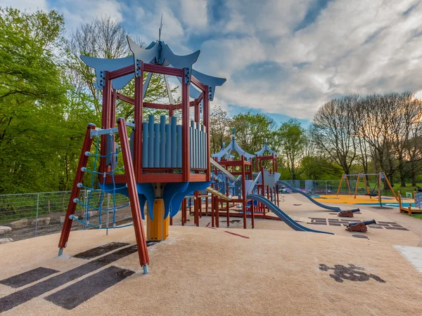 Parque infantil público moderno — Fotografia de Stock