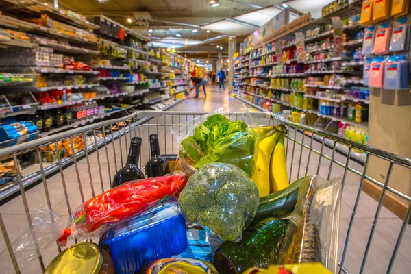 Panier de supermarché rempli de produits — Photo