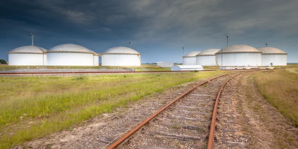 Ferrovia para um gigantesco terminal de tanques de petróleo — Fotografia de Stock