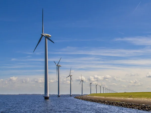 Reihe von Windrädern — Stockfoto