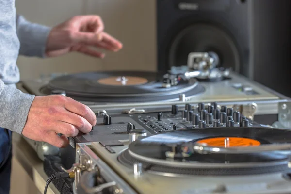 DJ Mixing at home — стоковое фото