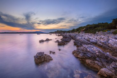 Cres adada Sahil kayalar 